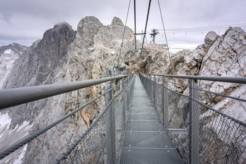 Obraz premium Hängebrücke auf dem Dachstein, Steiermark, Österreich