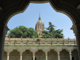 Fototapeta na wymiar couvent de las duenas salamanque espagne arc architecture