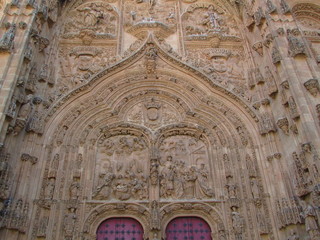 Fototapeta na wymiar vieille cathédrale de salamanque portail 