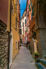 Farbenfrohe Gasse in Vernazza, Cinque Terre, Liguria, Italien