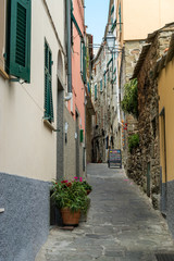 Fototapeta na wymiar Enge Gasse in Corniglia, Cinque Terre, Liguria, Italien