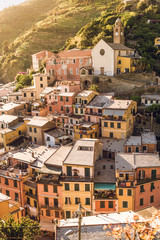 Farbenfrohe Fassaden der Häuser in Vernazza, Cinque Terre, Liguria, Italien