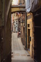 Fototapeta na wymiar Gasse in Vernazza, Cinque Terre, Liguria, Italien