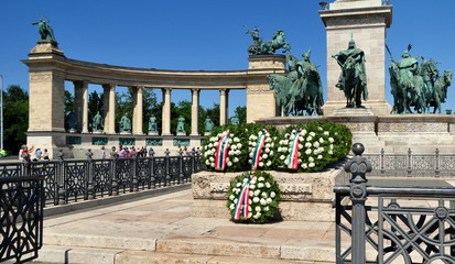 Reiterstatuen und Kränze zu Füßen der 36 m hohen Säule mit der Figur des Erzengels Gabriel auf dem Heldenplatz