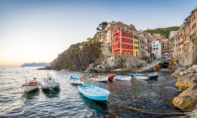 Sonnenuntergangs-Panorama &uuml;ber dem malerischen Hafen von Riomaggiore, Cinque Terre, Liguria, Italien