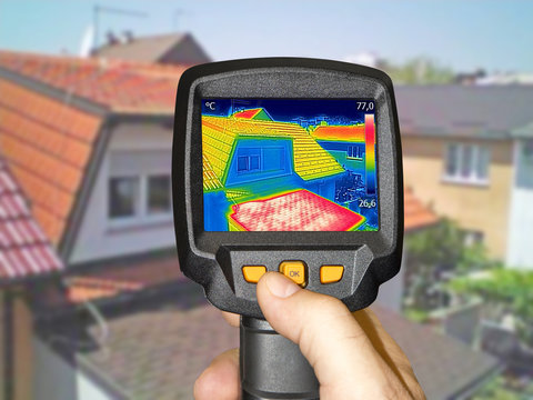 Recording Warmed roofs on family homes with thermal camera