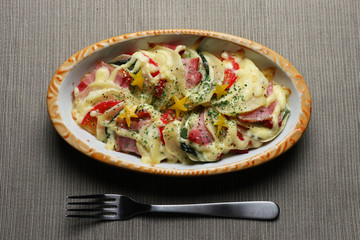 重ね焼グラタン風／Gratin of potatoes, bacon and tomatoes	