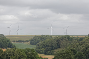 Eoliennes sous un ciel chargé à l'horizon des des plaines de l'Artois dans le département du Pas-de-Calais, France