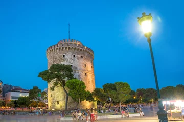 Cercles muraux Monument artistique Beautiful night scene over the famous White Tower in Thessaloniki downtown, Greece