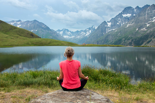 M&eacute;ditation au bord d'un lac