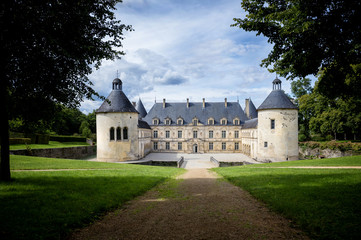 The castle of Bussy-Rabutin makes cohabit several epochs. Its façade dates from the 17th century,...