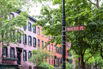 Scène de rue historique de Waverly Place dans le quartier de West Village à Manhattan, New York City NYC