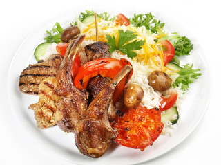 Grillteller mit Reis und Gemüse