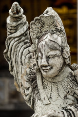 Obraz premium old statue in public temple in Thailand with dramatic tone