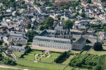 Fototapeta na wymiar Vue aérienne de l'abbaye de Pontlevoy dans le Loir-et-Cher en France