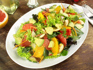 Gemischter Salat mit Fruchtfilets und Avocado