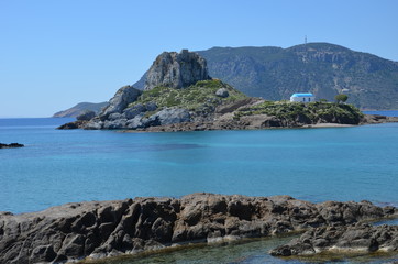 Fototapeta na wymiar Agios Stefanos, Kefalos, Kos, Grèce, plage de sable fin, traversée possible à la nage, île.