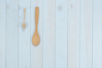Artículos de cocina: cucharas sobre fondo de madera azul