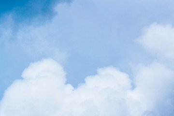 The weather is beautiful, the sky is beautiful, the clouds are floating in the air.