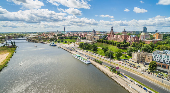 Szczecin - rzeka Odra i Bulwar Chrobrego. Krajobraz Szczecina z lotu ptaka z widocznymi Wałami Chrobrego.