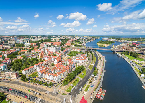 Szczecin stare miasto widziane z lotu ptaka. Krajobraz Szczecina z rzeką Odrą i zamkiem.