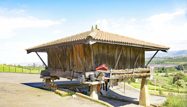 H&oacute;rreo, construcci&iacute;n t&iacute;pica de Galicia y Asturias, Espa&ntilde;a