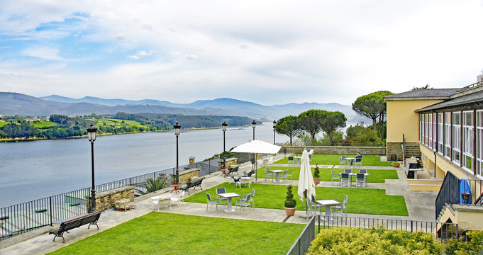 Jard&iacute;n Junto a la ria en Ribadeo, Lugo, Espa&ntilde;a