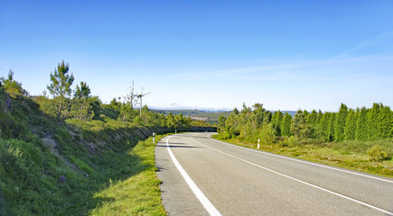 Carretera solitaria en un paisaje de Galicia, España
