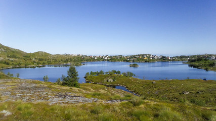 Un lac près d'un village