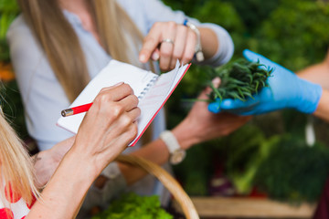 Obraz premium Young woman checking purchases list
