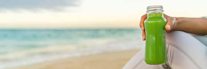 Foto auf Acrylglas Saft Gesundes grünes Saft-Detox-Smoothie-Getränk-Banner. Strandfrau, die trinkt. Mädchen, das eine Glasflasche mit kaltgepresstem Gemüse hält, Entsaftungstrend für die Ernährungsreinigung