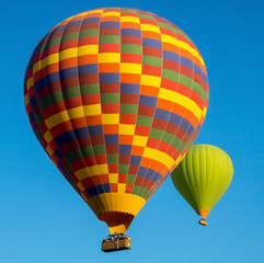 Naklejka premium Colored hot air balloons on blue sky