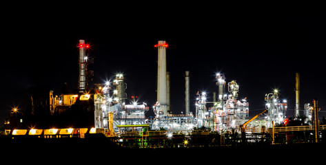 Obraz na płótnie Canvas Oil refinery plant at twilight. 