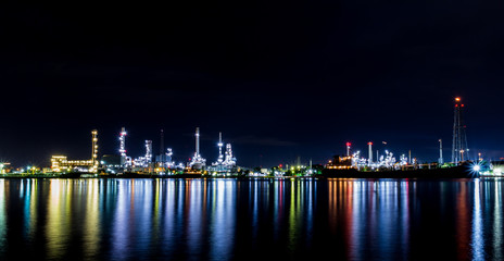 Fototapeta na wymiar Oil refinery plant at twilight. 