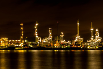 Fototapeta na wymiar Oil refinery plant at twilight.