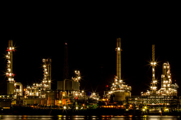 Obraz na płótnie Canvas Oil refinery plant at twilight.