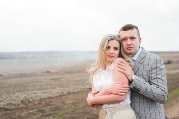 Obraz premium walk the beautiful wedding couple