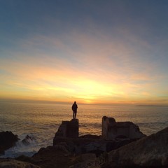 Silhouette sous un couch&eacute; de soleil d'hiver 