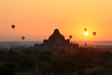 Obraz premium Sunrise over Bagan, MYANMAR