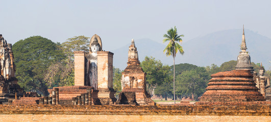 Obraz premium Ancient Buddha Statue at Sukhothai historical park, wat Mahathat Temple, Sukhothai Historical Park, Unesco