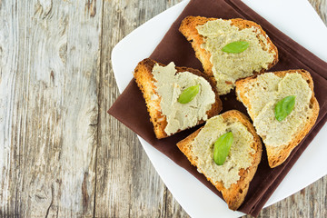 Crostini con pate di carciofo