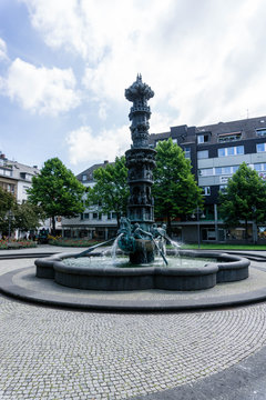 Historiensäule in Koblenz bei blauen Himmel mit wolken