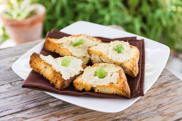 Crostini con pate di carciofo