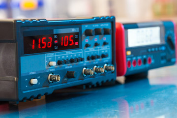 Electronic device for measuring electrical signals