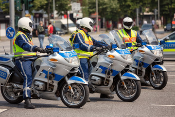 vier Polizeimotorräder auf Kreuzung