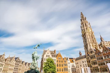 Foto op Aluminium Uitzicht op de prachtige gebouwen met fonteinbeeldhouwwerk en kerktoren in het centrum van de stad Antwerpen in België © rh2010