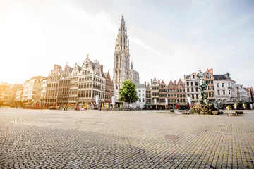 Gardinen Morgenblick auf den Grote Markt mit schönen Gebäuden und Kirchturm in Antwerpen, Belgien © rh2010