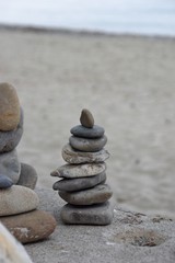 pietre in equilibrio in spiaggia