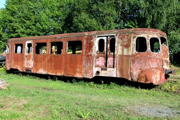 Vieux train qui vous emmène faire un voyage dans le temps 