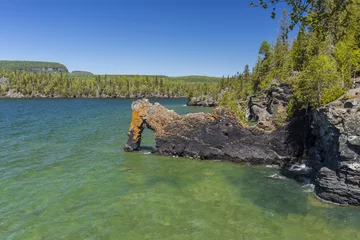 Rolgordijnen Sea Lion Rock / A stone arch formation on Lake Superior. © johnsroad7